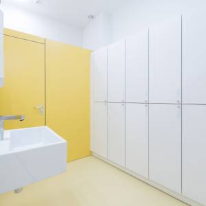 Garderobenschrank weiss Garderobe ALuoffice Mitarbeiterspind