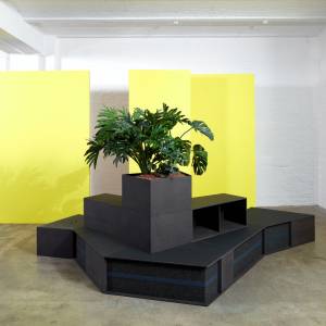 Kommunikationsplattform Modulare Büromöbelsysteme Akustik Sitzpodest schwarz Ausstellungsfläche Werner Works stepup