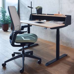 Höhenverstellbarer Schreibtisch elektrisch ergonomische Schreibtische Home Office Sedus se:desk home
Schublade optional
Sichtschutz mit integrierter Ablageplatte
Tischplatte mit abgerundete Ecken
