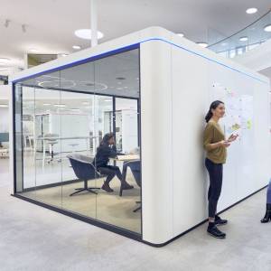 Abgeschirmte Arbeitsplätze abgeschirmte Konferenzplätze Raumelemente Raum-in-Raum Sedus se:cube max