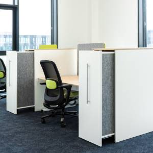 CEKA MultiTower als Trennelement zwischen Arbeitsplätzen im modernen Büro