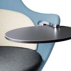 Schwenkbares Ablagetablar des König + Neurath NET.WORK.PLACE LOUNGE-CHAIR mit gepolsterter Armauflage im Detail