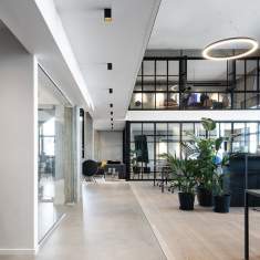 Moderne Büroeinrichtung mit mehreren XAL SASSO 100 square Deckenaufbauleuchten in Schwarz mit goldenem Reflektor