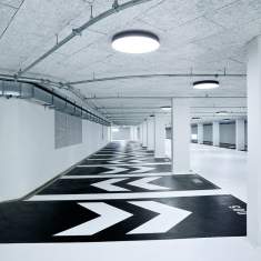 XAL SONO LOOP Deckenleuchten in Tiefgarage, runde Anbauleuchten mit opalem Diffusor, gleichmäßige Ausleuchtung, Schutzart IP54