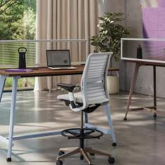 Steelcase Think Bürodrehstuhl am modernen Büroarbeitsplatz
