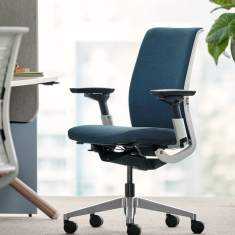 Steelcase Think Bürodrehstuhl in einer zeitgemäßen Arbeitsumgebung