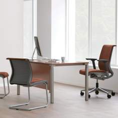 Steelcase Think Visitor Besucherstuhl im modernen Büroarbeitsplatz