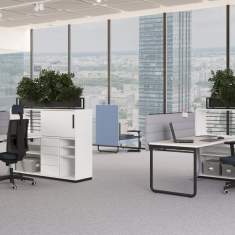Nowy Styl Play&Work Schreibtisch mit Sideboard im modernen Büroarbeitsumfeld