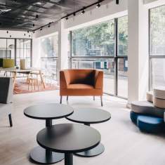 Nowy Styl Tepee Loungesessel im offenen Empfangs- und Wartebereich