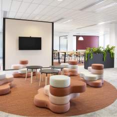 Nowy Styl Tapa Sitzsystem in einer modernen Lounge- und Begegnungszone