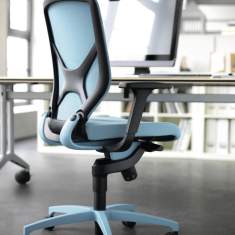 Wilkhahn IN Bürostuhl im Büro am höhenverstellbaren Schreibtisch, ergonomischer Drehstuhl im Einsatz