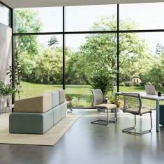 Steelcase Think Visitor Besucherstuhl in einer offenen Arbeitsumgebung