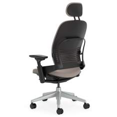 Bürostuhl Steelcase Leap in typischer Arbeitsposition