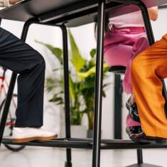 Rolltisch schwarz Rolltisch Büro Konferenztisch hoch Neudoerfler MyMotion Stehtisch
