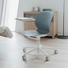 Haworth Maari mit Tablar als flexibler Sitzplatz für konzentriertes Arbeiten