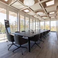 Haworth Anyway Connect Konferenztisch in professioneller Besprechungsumgebung