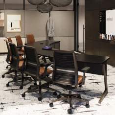 Steelcase Ocular™ Videokonferenztisch in einer hybriden Meetingumgebung