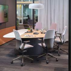 Steelcase Ocular™ Tisch als Mittelpunkt kollaborativer Zusammenarbeit