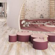 Nowy Styl Tri.ply modulares Pouf-System in einem informellen Begegnungsbereich
