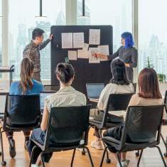 Haworth Collaborate™ Screens im Einsatz als mobile Trennwand bei Workshop und Teamarbeit