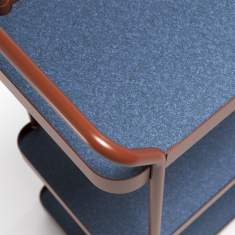 Detailansicht der Ablagefläche des Haworth Collaborate Team Cart mit Filzoberfläche und Metallrahmen