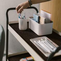 Mobiler Bürowagen Haworth Collaborate Team Cart mit Schreibmaterialien in moderner Arbeitsumgebung