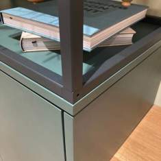 CATENA Modulsystem mit geschlossenem Stauraumelement und offenem Regalaufsatz