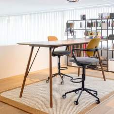 Girsberger Ategra Bürodrehstuhl am Besprechungstisch im modernen Büro