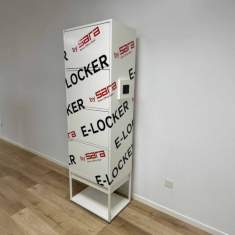 SARA E-Locker elektronischer Schließfachschrank in einem Raum mit Holzfußboden