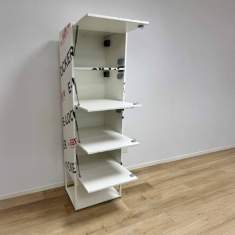 SARA E-Locker mit geöffneten Fächern im Innenraum zur Nutzung als persönlicher Aufbewahrungsschrank