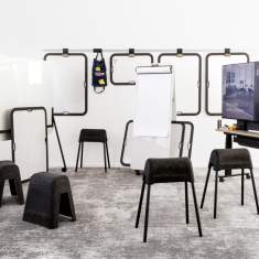 WINI WINEA FLEX UP Hocker im Workshopraum genutzt für Sitzkreis bei kreativen Teammeetings