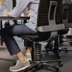 Aeris 3Dee Aktiv-Bürostuhl im Besprechungsraum für dynamisches Sitzen bei Meetings