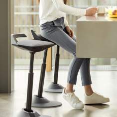 Aeris Muvman Aktiv-Stehsitz im Work Café für flexible Sitz- und Stehpositionen