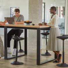 Aeris Muvman Stehsitz an Hochtisch im Büro für ergonomisches Arbeiten im Stehen