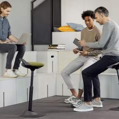 Aeris Muvman Aktiv-Stehsitz in moderner Arbeitsumgebung für dynamisches Arbeiten im Team