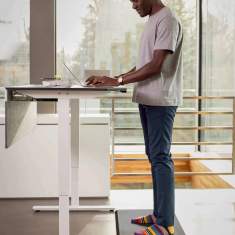 Aeris Muvmat Stehmatte im Einsatz für ergonomisches Stehen im Büro
