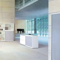 mauser kontoro Querrollladenschrank als Stauraumlösung in einem großzügigen Bürobereich mit Regalen und Sideboards
