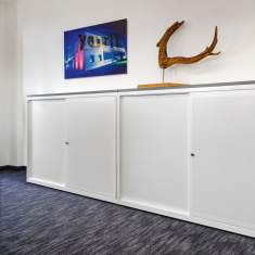 mauser kontoro Schiebetürenschrank als niedriges Sideboard für Büroablagen und Stauraum entlang einer Büroflurwand