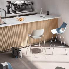 Brunner scoop bar Barhocker im Einsatz an einer Thekenlösung