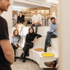 Interstuhl WHAT IF WE FLY WT302 Sitzmodule im Workshop-Setting für Teamarbeit