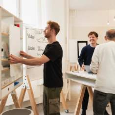 Teamarbeit am Interstuhl WT205 Workshop-Tisch mit mobilen Whiteboards und Stauraummodulen