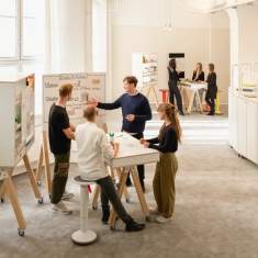 Interstuhl WHAT IF WE FLY WT205 als flexibler Arbeitstisch für Gruppenarbeit im Kreativraum