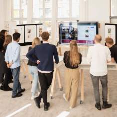 Kollaborative Besprechung am Interstuhl WT205 mit digitaler Präsentation im offenen Arbeitsbereich