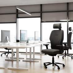 Ergonomischer Arbeitsplatz mit Interstuhl XXL XL112 Drehstuhl und höhenverstellbaren Schreibtischen