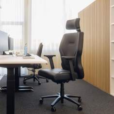 Interstuhl XXL XL112 im Einzelbüro als komfortable Sitzlösung für langes konzentriertes Arbeiten