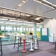 Interstuhl UP 100U Stehhocker in offener Arbeitsumgebung für agile Teamarbeit