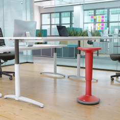 Flexibles Bürosetting mit Interstuhl UP 100U Bewegungshockern an höhenverstellbaren Tischen