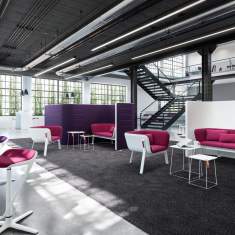 Interstuhl HUB HU310 Sofa in moderner Büro-Lounge für informelle Meetings