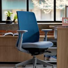 Bürostuhl blau Bürodrehstuhl moderne Bürostühle mit Armlehnen Netzgewebe Haworth Soji