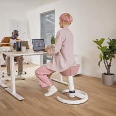 Aeris Swopper Aktivstuhl fördert Bewegung und Komfort im modernen Arbeitsumfeld